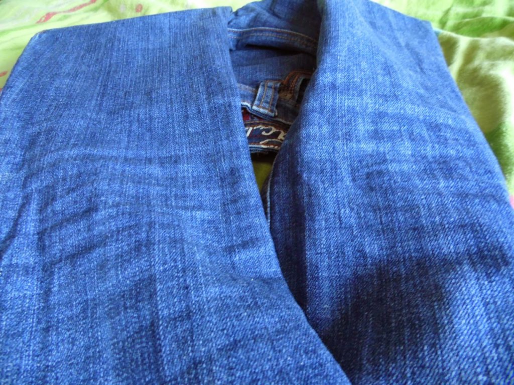 Jak samemu wykonać najtańsze i najmodniejsze strzępione jeansy DIY