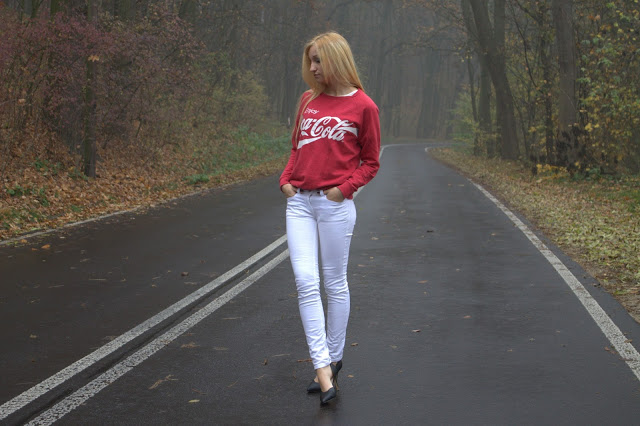 Biały, jesienny outfit z Coca-Colą